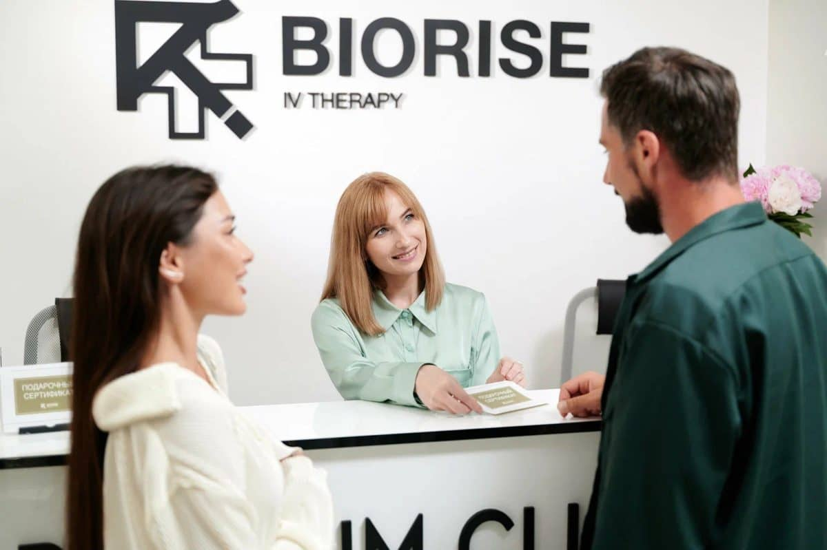 Посетители на ресепшене клиники BIORISE