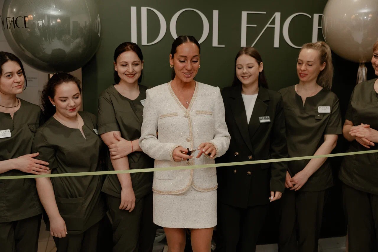 Команда на открытии студии IDOL FACE
